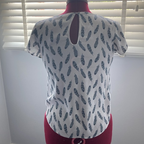 H&M Feather Print Top, Sz 4 EUC - Picture 2 of 3